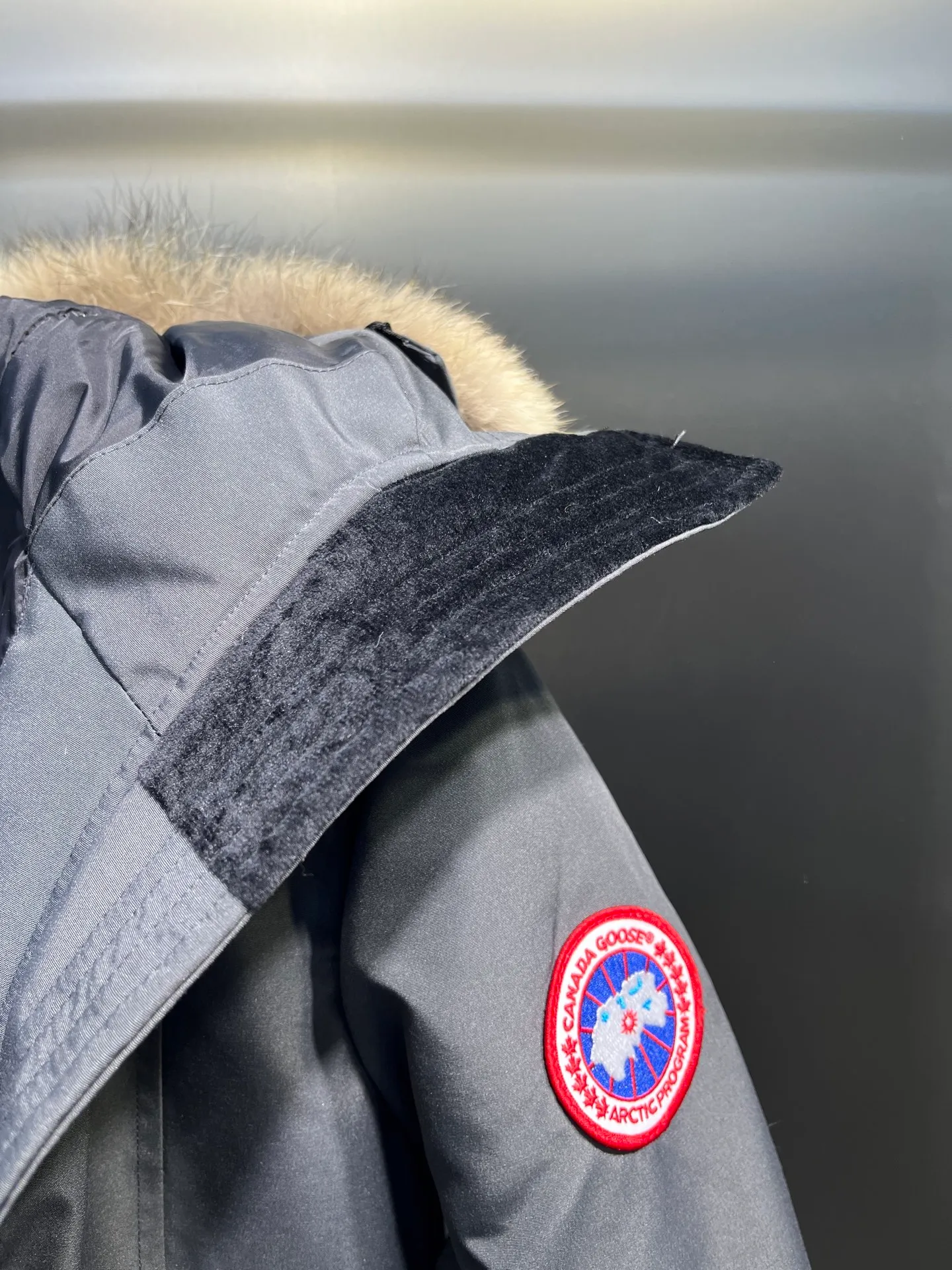 P860 Canada goose/Canada Goose 05 model 2580LA CANADA GOOSE/Canada Goose Rossclair parka women's down jacket, authentic original clothing molding, all accessories are custom-made from the original factory. This model is very unique. The zipper at the back can be opened to change into a dovetail style, with diagonal pockets and a layer of hidden pockets underneath. The official website has become a popular model. The softness and hardness of the fabric are compared with the genuine ones. It can be restored by kneading at will (fabric misunderstanding: fabrics with high hardness are not waterproof. Only those who buy the latest genuine version this year will notice the softness and comfort of the fabrics). The down is synchronized with the genuine white duck down. It is fluffy and not lumpy. The electronically controlled down charging machine is used to fill the zippers with customized genuine YKK zippers. High hardness and no lag. The fur collar is purchased from the same manufacturer as Wolf Hair. (Cooperative factory 2019 Canadian wolf skin auction and Big Goose official auction of wolf skin fur collars on the same site) All workmanship and wiring are controlled by workers with more than ten years of service. They must be horizontal and vertical, and are not crooked. The density of the inner wiring is more exquisite. Compare at will. Big goose label, collar label, washed label, hang tag, zipper rope, pocket label, back label, collar velvet, Velcro fasteners, all details of the cuffs are updated simultaneously with the original product, the best version, and the most complete color matching. The fighter in World 05 battles various world goods. Size: XS-XL